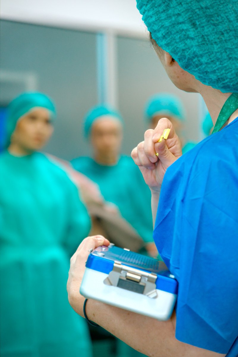 🎓🏥 Formación que cuida, conocimiento que protege.
En nuestro hospital formamos a futuros TCAE en nuestra Central de Esterilización, donde aprenden la importancia de la limpieza, desinfección y esterilización del material para garantizar la seguridad del paciente. 💫