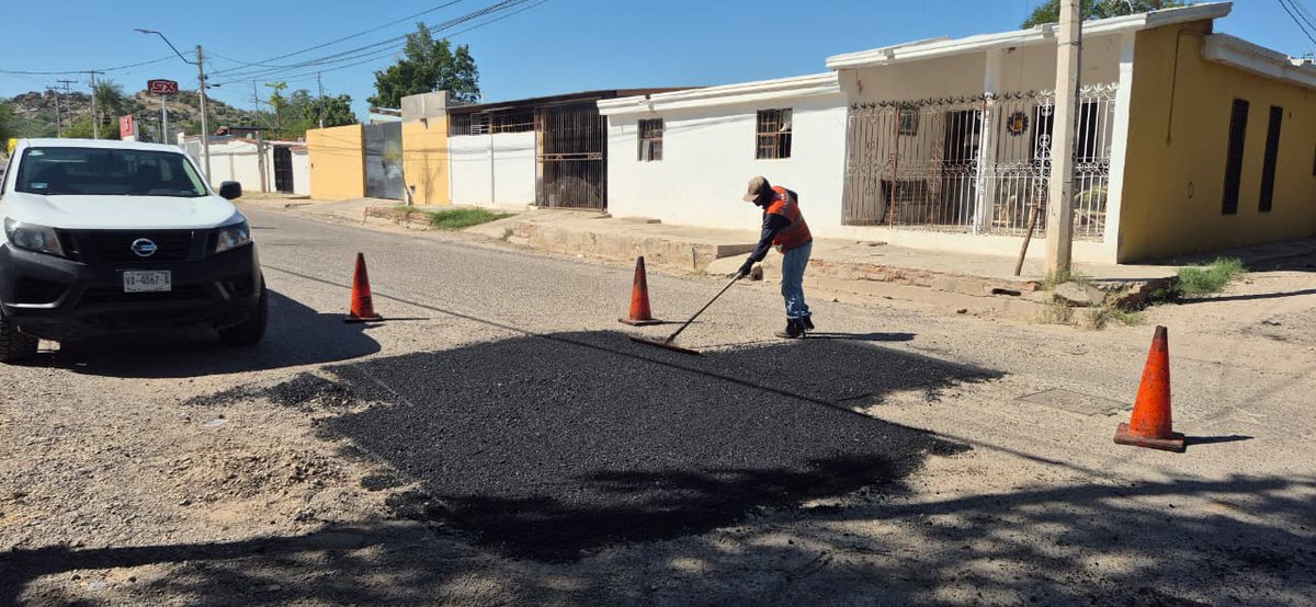 🦺 Desde temprano, nuestras cuadrillas de la #BrigadaAntibaches están trabajando en la reparación de vialidades por distintos puntos de la ciudad.