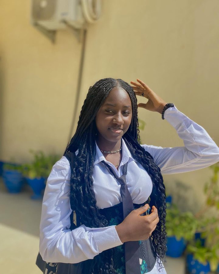 TheDamiForeign's tweet image. Guys! Beware of this account @claire9978i. She just sc@mmed one of my followers of his 110k, pretending to be a cloth vendor.🤦🏻‍♂️