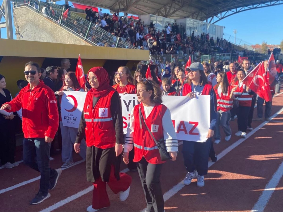 Cumhuriyetimizin 102. yıl coşkusunu Polatlı Şehir Stadyumu'nda tam kadro yaşadık! Gurur ve heyecanla bayraklarımızı sallayıp marşlarımıza eşlik ettik. Birlik ve beraberliğimizi pekiştiren bu anlamlı günde, Kızılay'ın merhamet eli olarak yerimizi almanın onurunu hissettik.