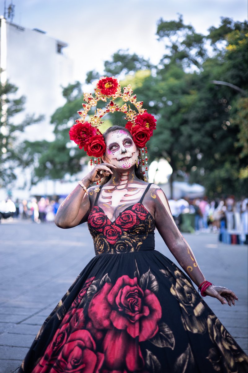 HugoEd11's tweet photo. Me encanta tomar fotos previo al día de muertos. Mega procesión de catrinas https://t.co/whwuUAnbbR
