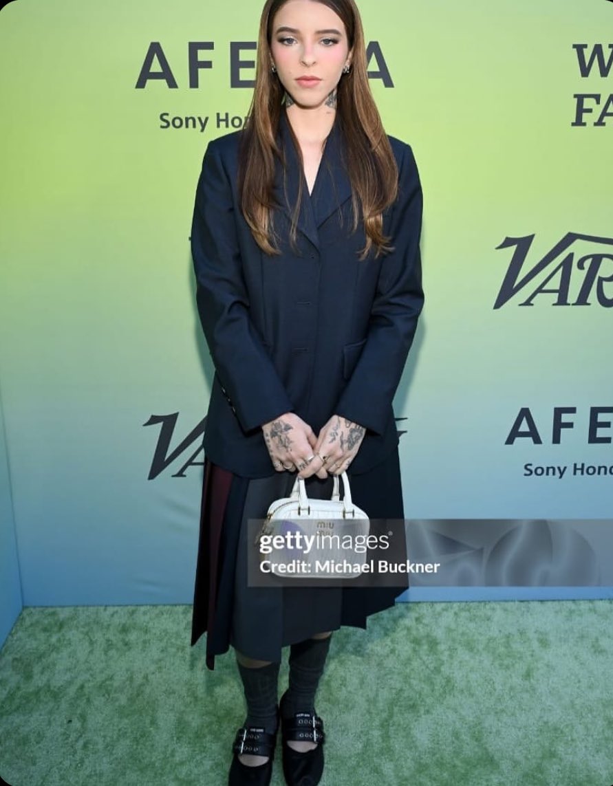 PonBabyMi's tweet image. Miu Miu girls 🖤
#billie #youngmiko