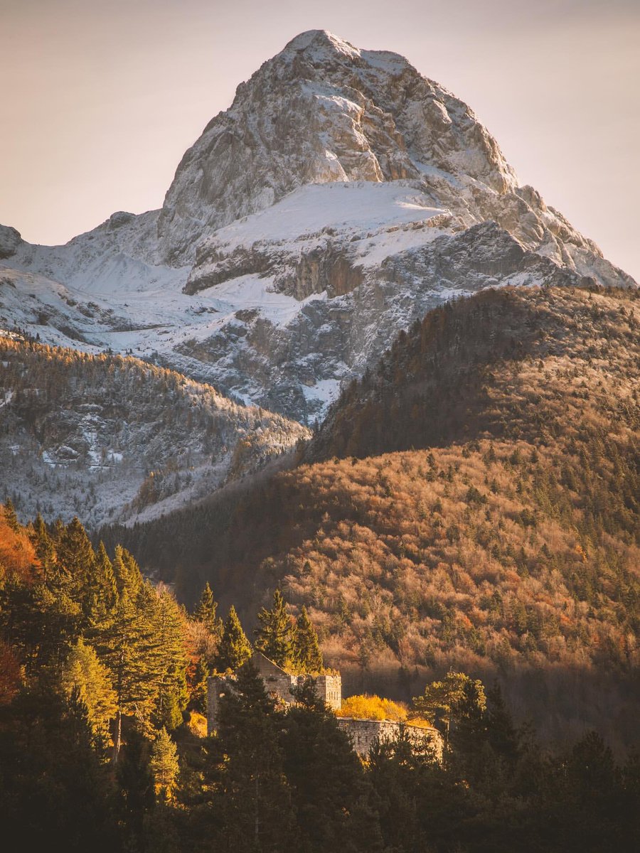 Autumn in the Soča Valley is quietly stunning — the turquoise river winds through red and gold forests, while Kluže Fort stands calm above the misty gorge. The season adds a soft, peaceful glow to this mountain landscape.
Photo by 📸 <a href="/meglicov/">Megličov</a>