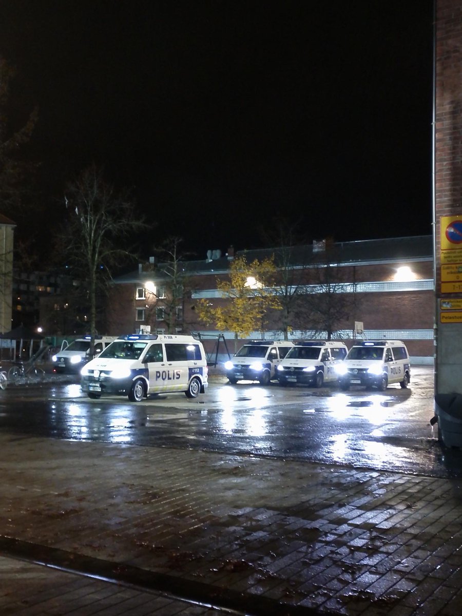 Kielletäänkö Elokapina vai jalkapallo? Persujen ja kokoomuksen räyhätiimi vaatii aina välillä Elokapinan kieltämistä.

Elokapinan "rikoksia" lienevät lähinnä pyrkimys maapallon pelastamiseen ja se, että sen rauhanomaiset mielenilmaukset työllistävät poliisia.

Kuvan