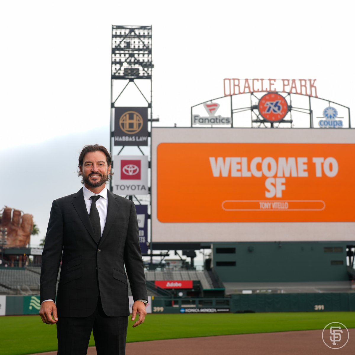 OracleParkSF's tweet image. Oracle Park welcomes the newest @SFGiants Manager!