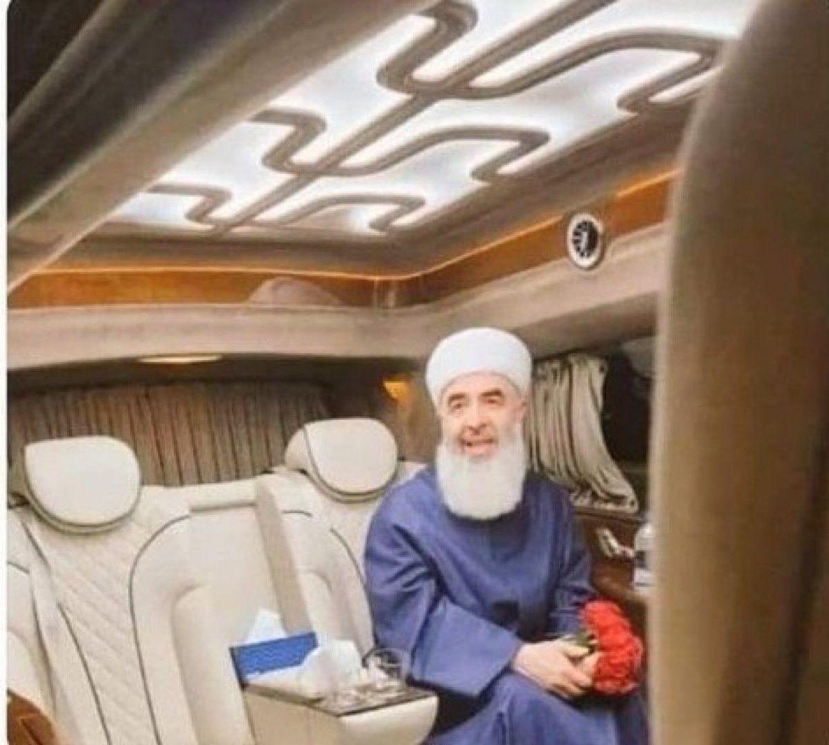 Hiç çalışmadan bu araba nasıl alınır?👇
A) İnekleri sağarak
B) Koyunları güderek
C) Müridleri s..........k