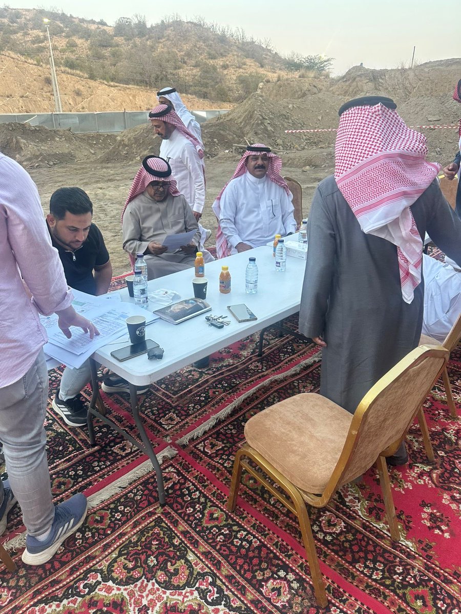 زيارة مجلس الإدارة الجديد لمشروع الجمعية

بتاريخ الثلاثاء 28 أكتوبر 2025م، قام مجلس إدارة جمعية الرهوة التعاونية بزيارة ميدانية لمشروع مجمع الرهوة لخدمات السواح والمسافرين، وذلك للاطلاع على سير العمل ونسب الإنجاز في مكونات المشروع.

واستمع المجلس إلى شرحٍ مفصل من الفريق التنفيذي