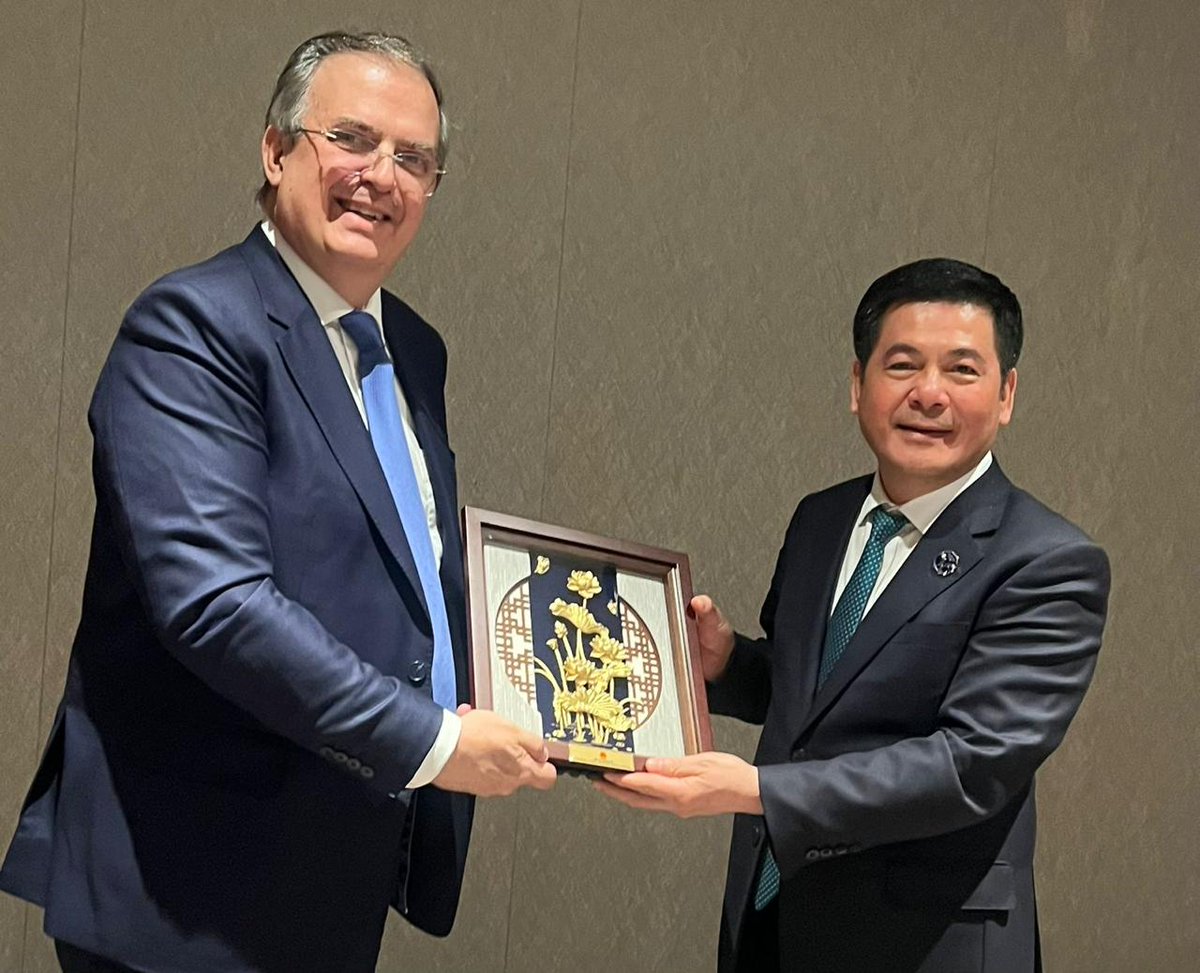 🇻🇳🤝🇲🇽 Durante su reunión con Nguyen Hong Dien, ministro de Industria y Comercio de Vietnam, el secretario <a href="/m_ebrard/">Marcelo Ebrard C.</a> coincidió en fortalecer la cooperación económica, equilibrar el comercio bilateral y fomentar nuevas inversiones en México.

#BitácoraAPEC2025