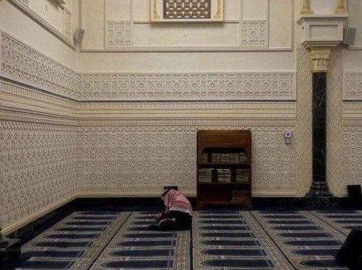 raway_alqasid's tweet photo. "يَا رَبِّ إِنْ لَمْ أَكُن أَهْلاً لمَكْرُمَةٍ 
فَأَنْتَ أَهْلٌ لإِعْطَائِي بِلاَ سَبَبِ!" https://t.co/kpVWaa3aBm