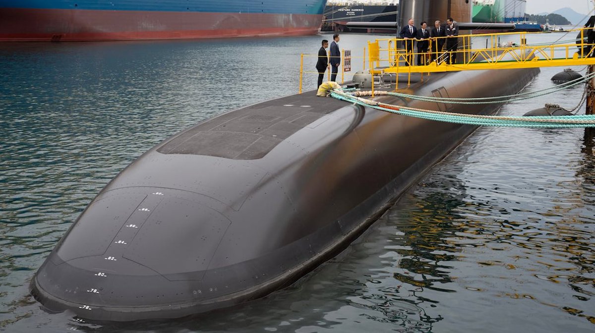 HanwhaCanada's tweet image. Prime Minister Mark Carney toured Hanwha Ocean’s Geoje shipyard, seeing up close the KSS-III submarine South Korea hopes to build for Canada’s navy. 🇨🇦⚓🇰🇷

Read the full story from CBC News: ow.ly/qIaG50XkyP6

#HanwhaOcean #CPSP #CDNpoli