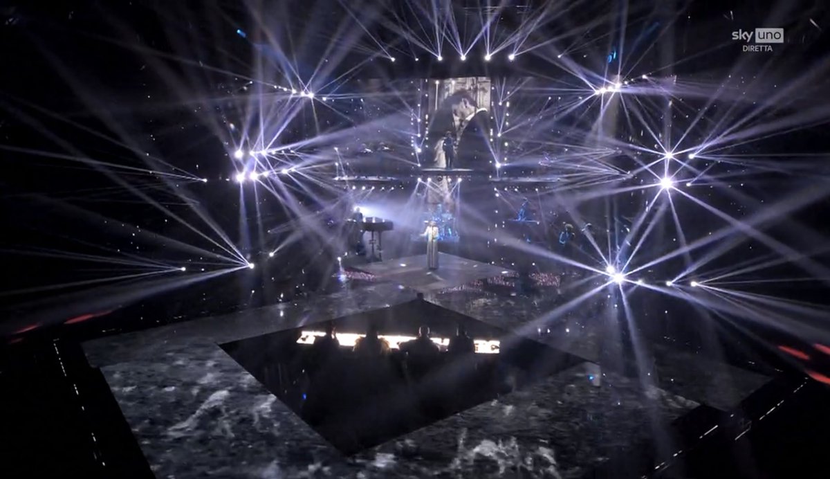 Domi_090730's tweet image. il videoclip proiettato alle spalle
#Xfactor