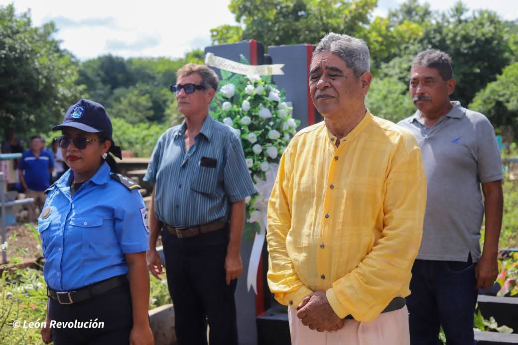 🌹🎶 Las familias leonesas se reunieron para rendir tributo a Pablo Martínez Téllez, conocido como El Guadalupano, quien falleció en 2024 dejando un legado imborrable en la música religiosa y popular de Nicaragua ✨

#Nicaragua 
#León