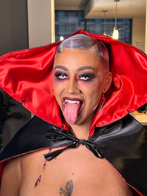 1 pic. I want to be a vampire forever 🥺🧛🏼 https://t.co/8WFLk0ptOk