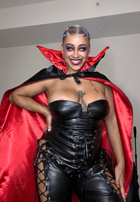 2 pic. I want to be a vampire forever 🥺🧛🏼 https://t.co/8WFLk0ptOk