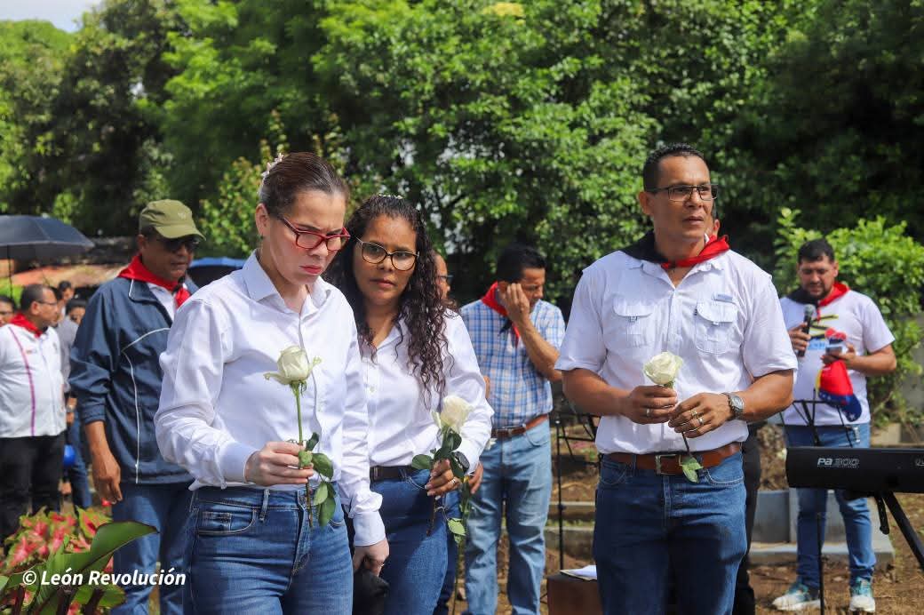 🌹🎶 Las familias leonesas se reunieron para rendir tributo a Pablo Martínez Téllez, conocido como El Guadalupano, quien falleció en 2024 dejando un legado imborrable en la música religiosa y popular de Nicaragua ✨

#Nicaragua 
#León
