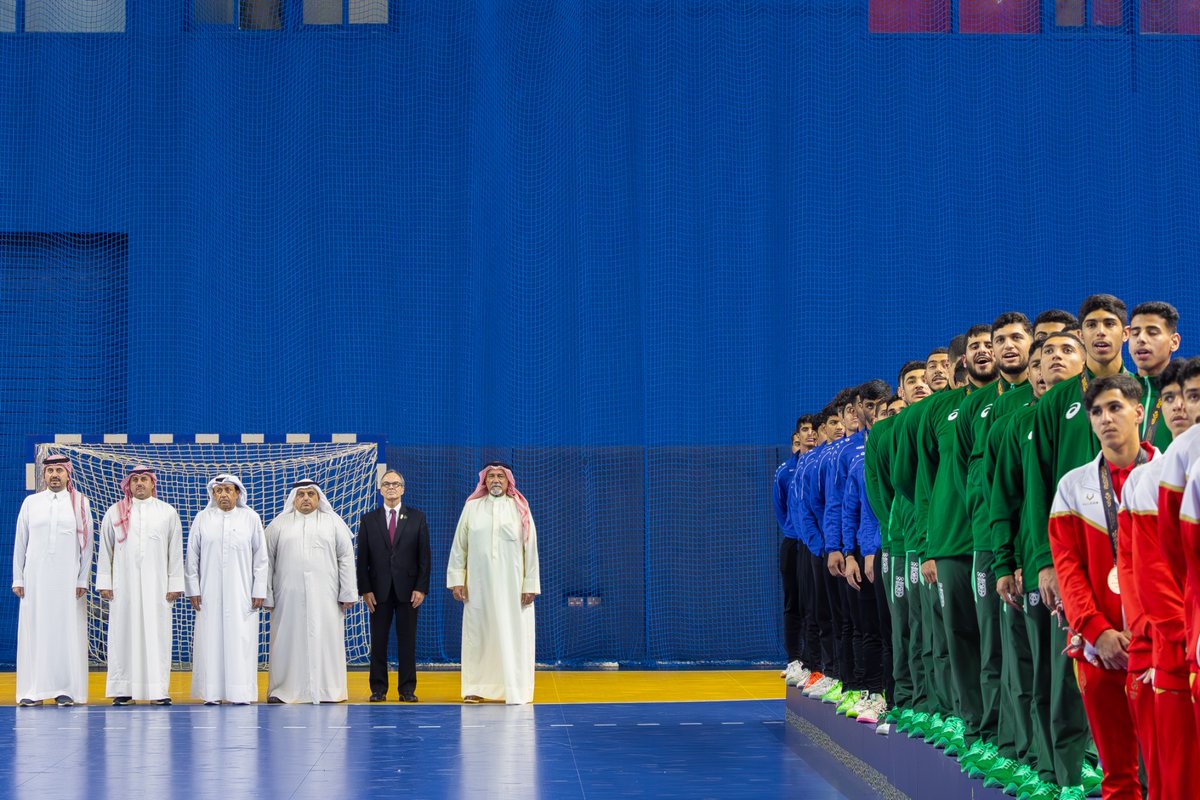 تتــويج أبطال اليـــد 🤾🏻‍♂️

📸| سموّ نائب الرئيس الأمير فهد بن جلوي، يتوّج #فريق_السعودية لكرة اليد بأول ذهبية سعودية عبر تاريخ الدورات الآسيوية، ضمن دورة الألعاب الآسيوية للشباب #البحرين2025