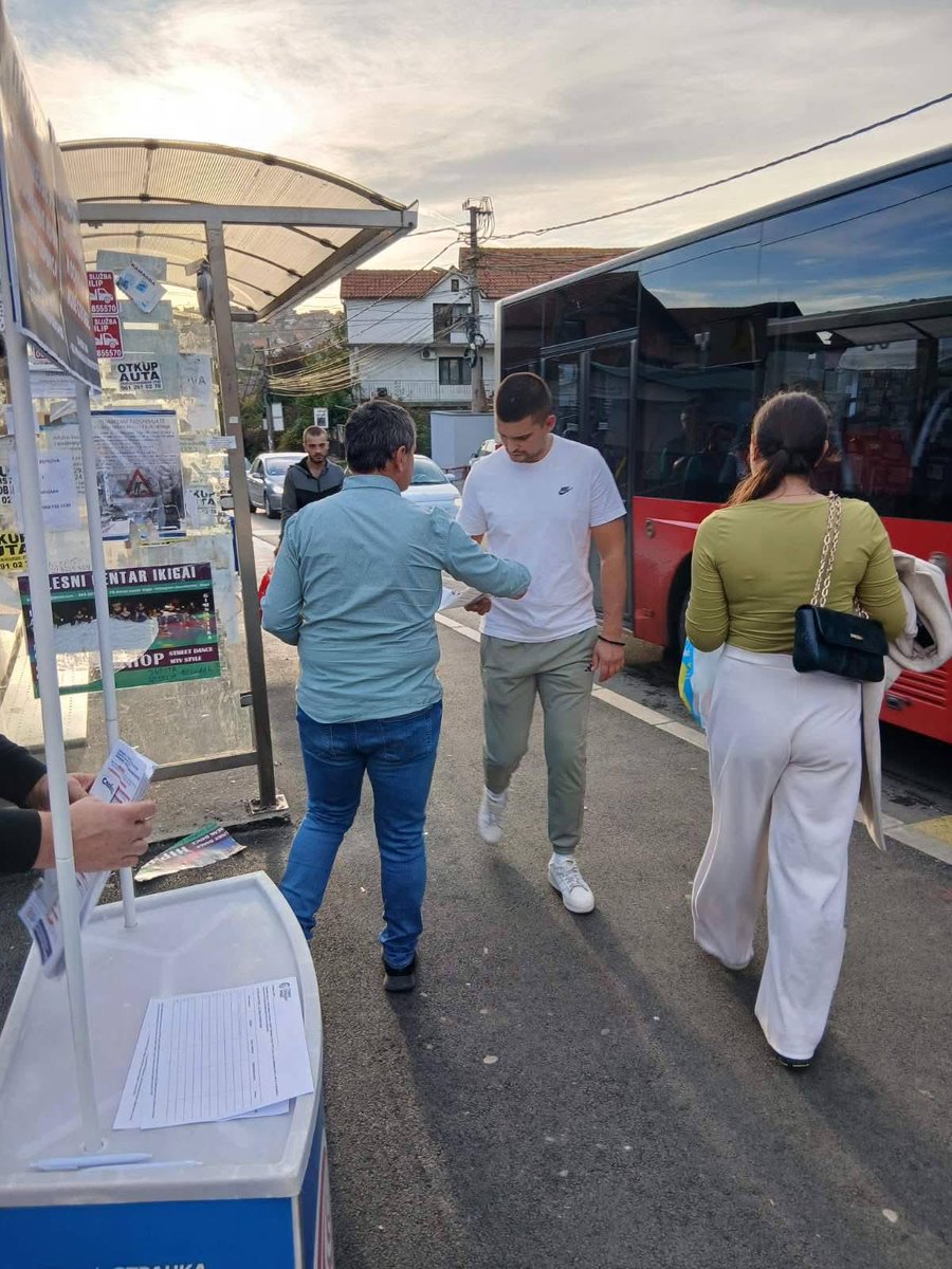 SGrocka's tweet image. Danas su u Kaluđerici meštani pružali podršku inicijativi za raspuštanje BIA i RTS i osnivanje nove profesionalne služe i profesionalnog javnog servisa.