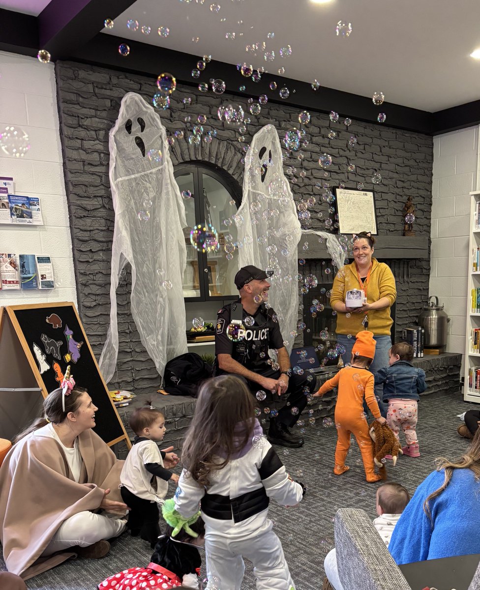 KingLibraries's tweet photo. A huge thank-you to the amazing officers from @YRP for taking the time to visit us! We’re so grateful for all that you do to keep our communities safe. 🚓💙
From all of us at KTPL, we wish you a spooktacular and safe Halloween night! 🕸️📚
#YRP #EarlyLiteracy #KingLibraries https://t.co/3ejIKjb5RM