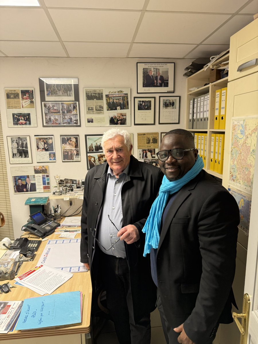 mlaminesylla's tweet photo. Café, vélo et rencontres à la #Robertsau !
Chez Daniel, commerçant inspirant, j’ai découvert un mur de mémoire politique locale et partagé avec lui le Cahier de doléances citoyen du mouvement #Utiles pour #Strasbourg.
Une leçon d’histoire et d’humanité ❤️ https://t.co/AerVjfUuyH