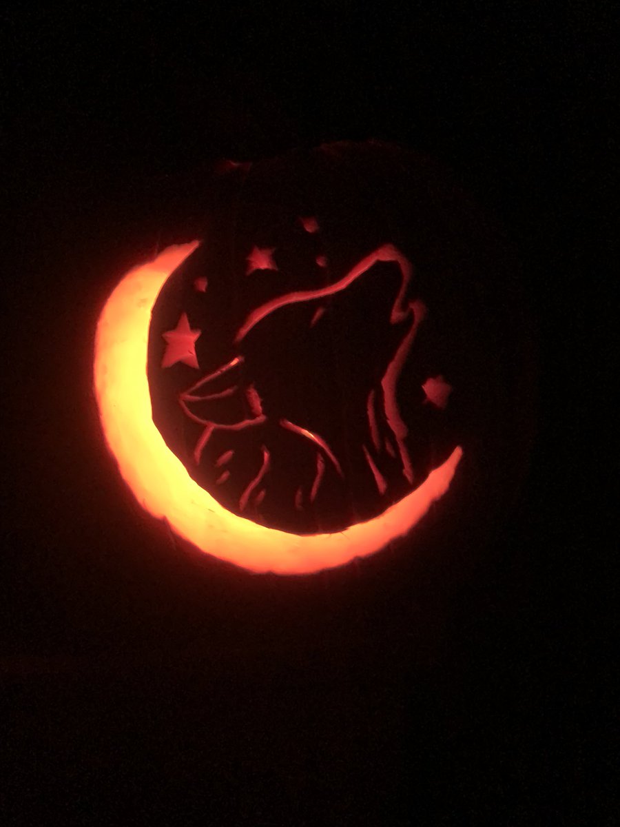 Halloween baking done yesterday: pumpkin fudge and chocolate fudge with crushed cashews! Plus brownies! 😋

And pumpkin carving done today! 🐺 🎃