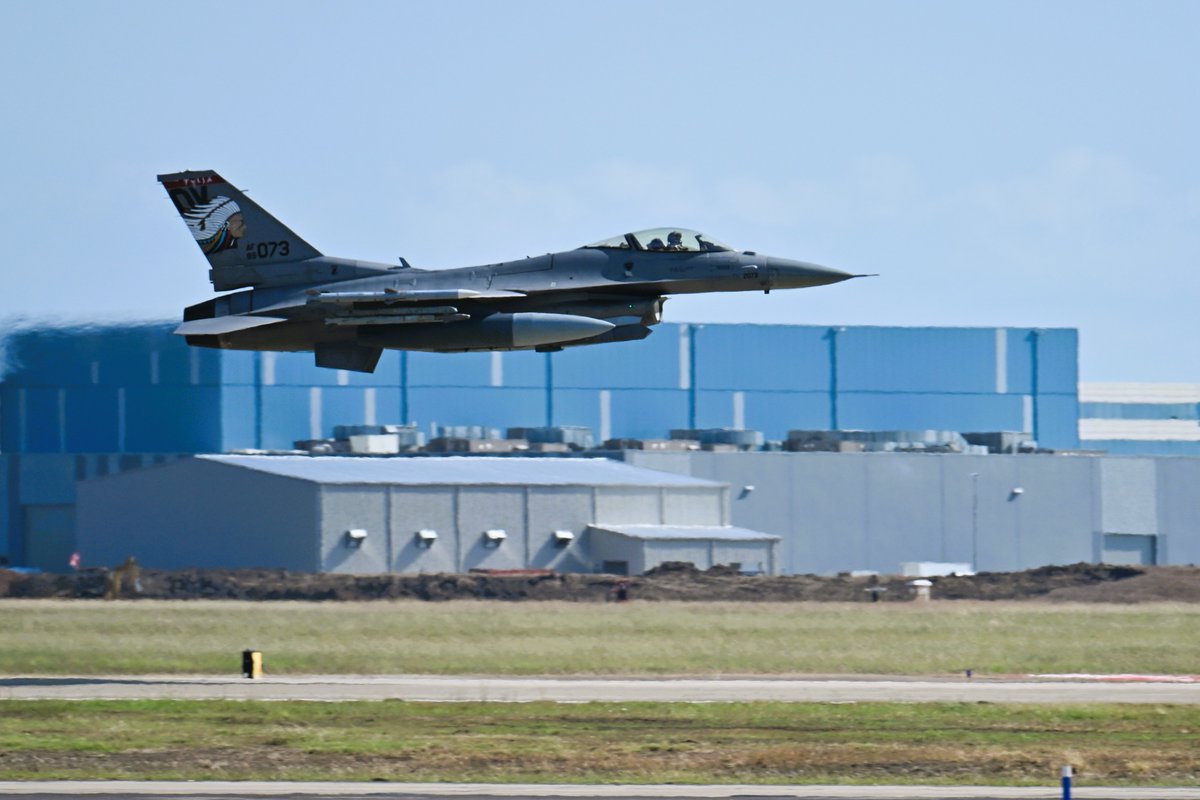 1stAF's tweet image. AFNORTH members &amp;amp; interagency partners participated with @DEFENSAmx and @RCAF #CANR counterparts in Exercise AMALGAM EAGLE 25, a live-fly air defense exercise Oct 28-29. This year marked #NORAD’s Canadian Region and therefore Canada’s inaugural participation, enhancing readiness…