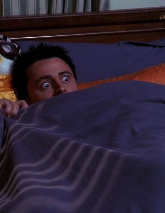 واحد فعل عمليه وهو تحت تأثير البنج سأل الدكتورة انا حي او ميت ؟
الدكتورة تشتي تمزح معه قالت له ميت وانت الآن في الجنه
قالها وانتي الحوريه حقي ؟😳
قالت ايوه😊
قال : شلوا دمي شلوني الجن مابش معي حظ لادنيا ولا آخرة 
🤣😂
تستاهل محد قلها تمزح
🤣