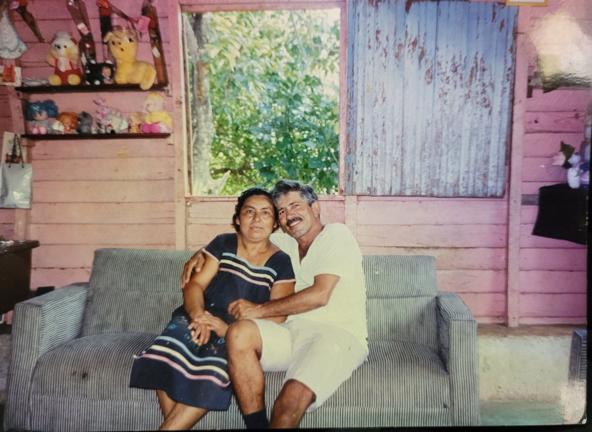 esta es mi fotografía favorita 🌿. mis abuelos en la primera casita que pudieron conseguir cuando llegaron de Veracruz al sur de Quintana Roo