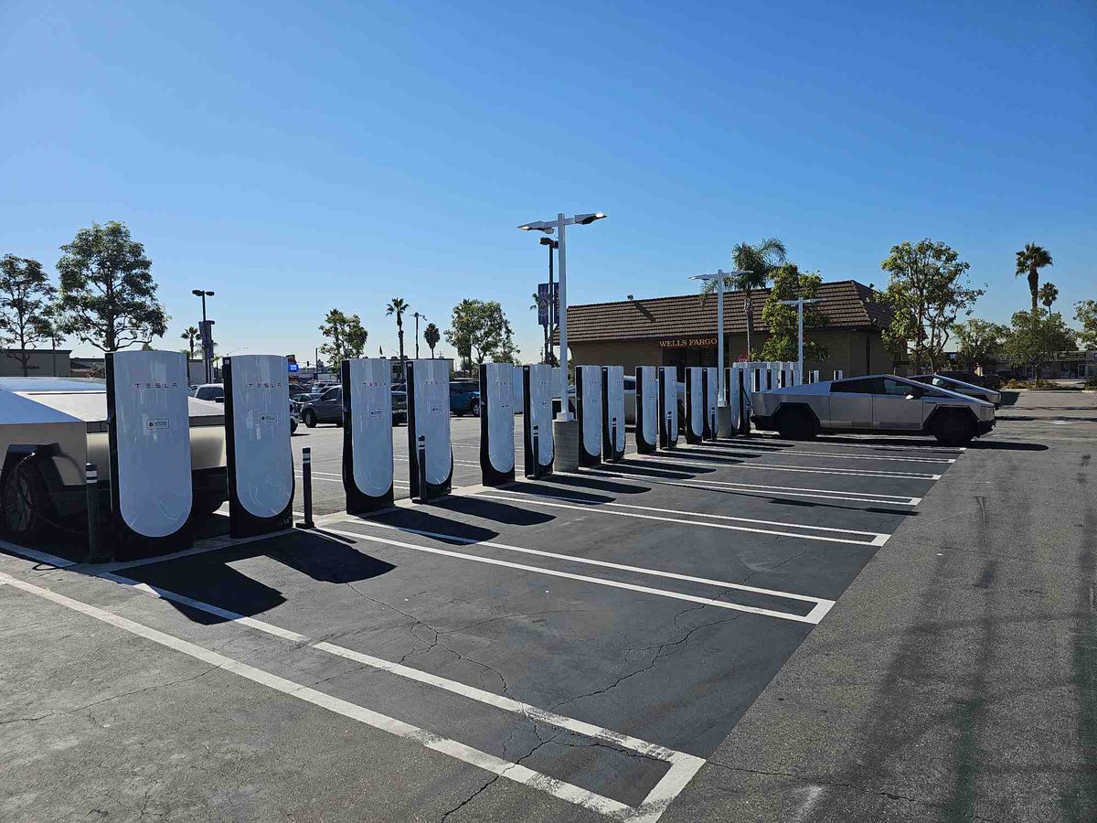 New Tesla Supercharger: Anaheim, CA - East Lincoln Avenue (20 stalls) 
tesla.com/findus?locatio…