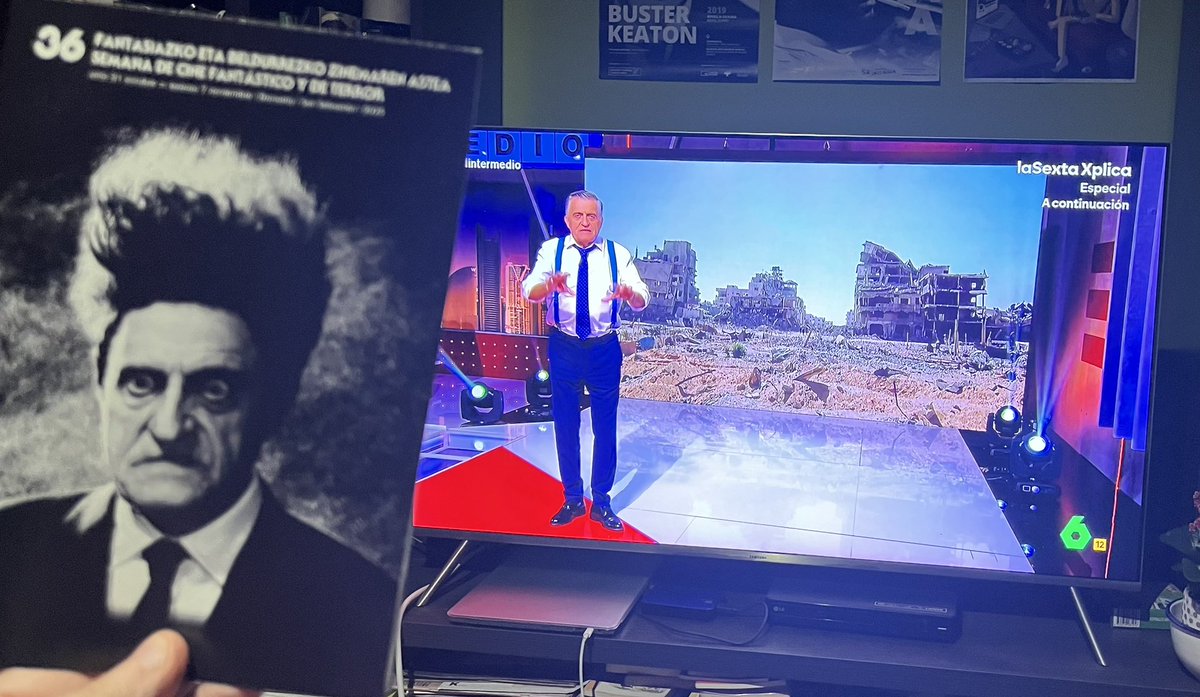 Bihar hasiko da 36.<a href="/horrorfestival/">SemanadeTerror</a> y ese señor que aparece en la tele entrará en la piel de la cabeza borradora del cartel de nuestra querida Semana. Seguro que le recibimos como se merece.
¡Te esperamos Chechu!
Bihar arte <a href="/WyomingGran/">Gran Wyoming (o no, much@s dicen que soy otra)</a> !
😈😈💀👻🎃🧟‍♂️🧛🏻‍♂️🧙🏻🐲