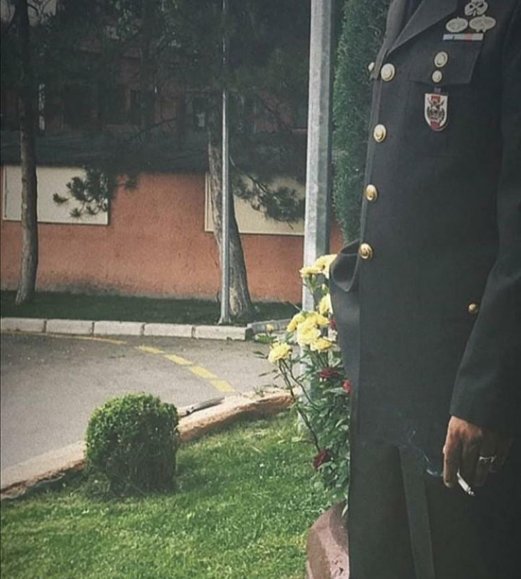 Bi sigara içip uyuruz tüm sorunları hep böyle atlatmadık mı zaten