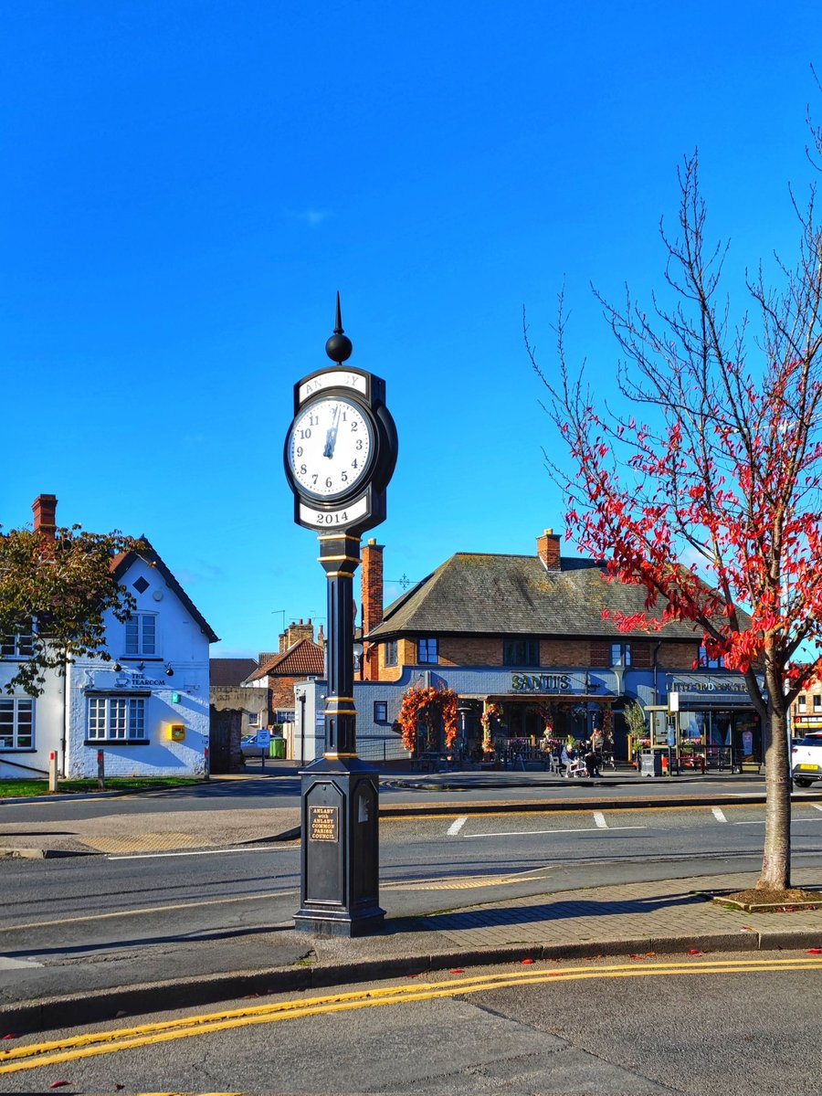 HullImages's tweet photo. The Anlaby Clock and a nice autumnal tree.
#hull #yorkshire #travel #architecture #photography #natgeo #anlaby #autumn https://t.co/NsPJzyBnXy