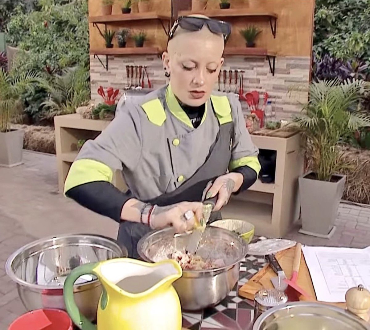 Que empiece el show 

 #FuriaEnElInternado