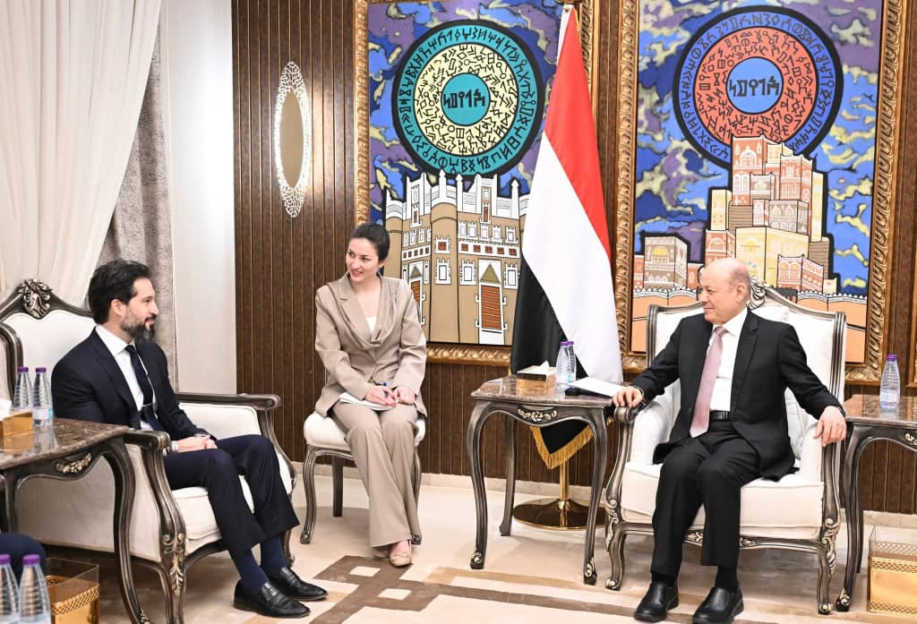 رئيس مجلس القيادة يستقبل القائم بأعمال سفارة الولايات المتحدة