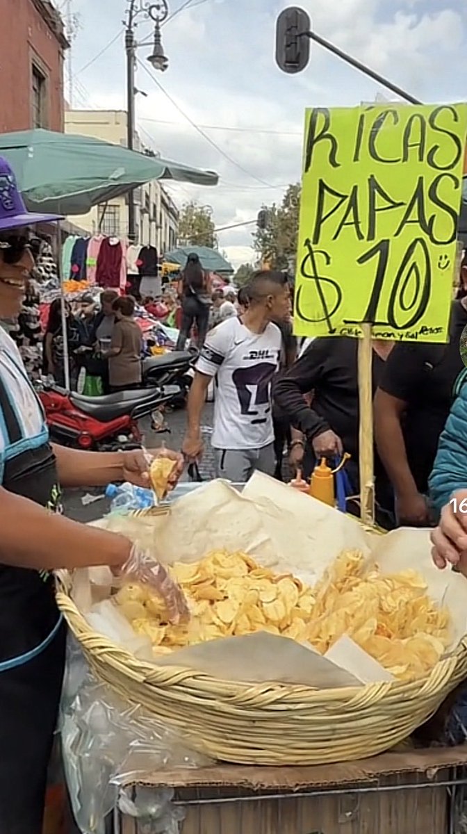 fulanodetal_0's tweet photo. Hoy caminando por CDMX me acordé de las papás a $150 que venden en el estadio @ClubNaranjeros como le pierden :( https://t.co/bfbCQZ72Pg