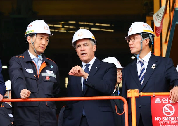 HanwhaCanada's tweet image. PM Mark Carney toured Hanwha Ocean’s Geoje shipyard with South Korea’s PM Kim Min-seok, inspecting the newly launched Jang Yeong-sil sub as part of Canada’s $multi-billion submarine procurement talks. From The Chosun Daily: chosun.com/english/nation… #HanwhaOcean #CPSP #CDNpoli