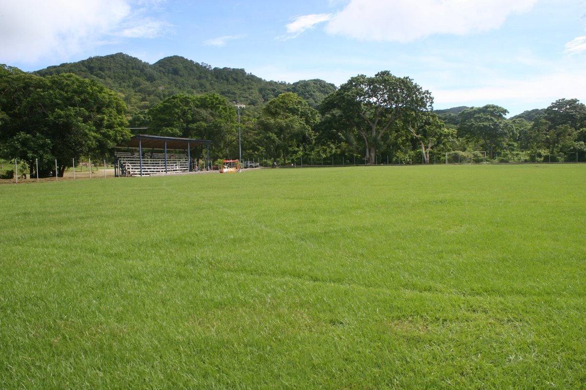 MuniGuardiola's tweet image. Did you know? ⚽
 Diamond Rock football field, the most used in Santos Guardiola, wasn’t community-owned until 2020.
That year, Mayor Carson Dilbert purchased the land and  handed it over to the people.
After years of uncertainty, it now belongs to the people.

 This is progress!