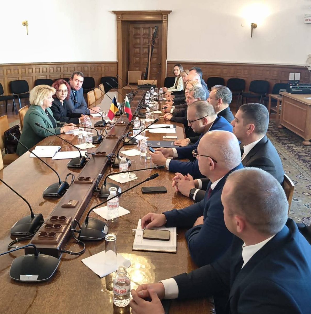 A substantive &amp; enriching meeting w/ the members of the Friendship Group 🇧🇬🇷🇴 of the National Assembly. Dialogue btw parliaments cements the #StrategicPartnership btw our countries &amp; enhances 🇷🇴&amp;🇧🇬 contribution to EU &amp;NATO in challenging times.
<a href="/MAERomania/">Ministry of Foreign Affairs of Romania 🇷🇴</a>
 <a href="/SenatRomania/">Senatul Romaniei</a>