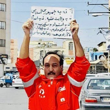 اگر بخواهیم از معنای راستین مقاومت و پایداری در زندان سخن بگوییم، بی‌گمان نام #زرتشت_احمدی_راغب خواهد درخشید.
او از آن دست انسان‌هایی است که در بند نیز آزاد است؛ چون اسارت را نه در بند، بلکه بر وجدان خاموش‌شدگان می‌بیند.
#زندانی_سیاسی