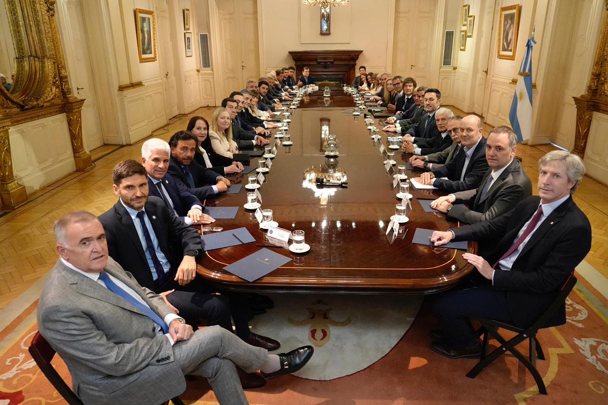 FinanzasArgy's tweet image. 🇦🇷 Primera foto de Milei con los Gobernadores y el gabinete