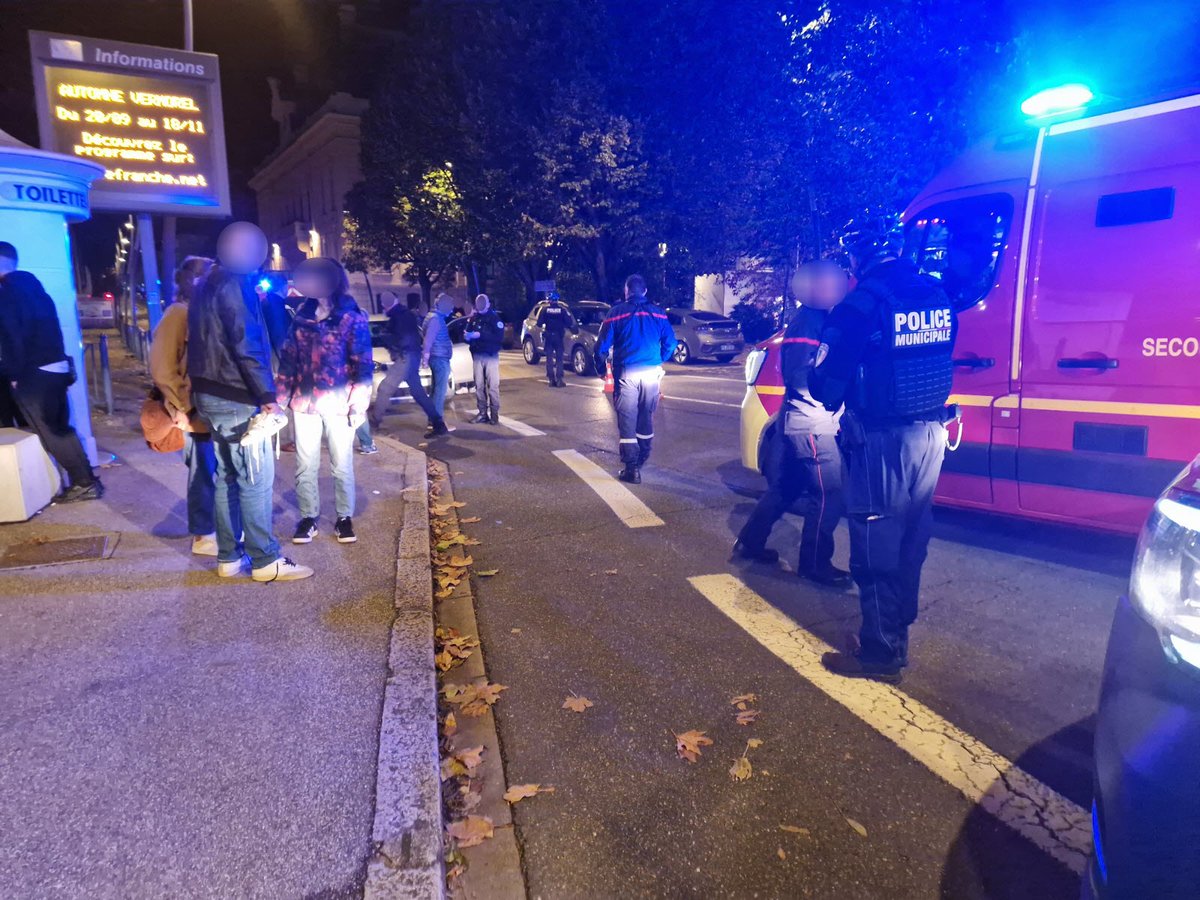 leprogreslyon's tweet image. 🔴 Les faits se sont déroulés ce jeudi soir boulevard Jean-Jaurès, à #Villefranche-sur-Saône. Les deux #victimes ont été transportées à l’#hôpital dans un état jugé d’urgence relative. #faitdivers #Rhône
Notre article 👉 l.leprogres.fr/s7l