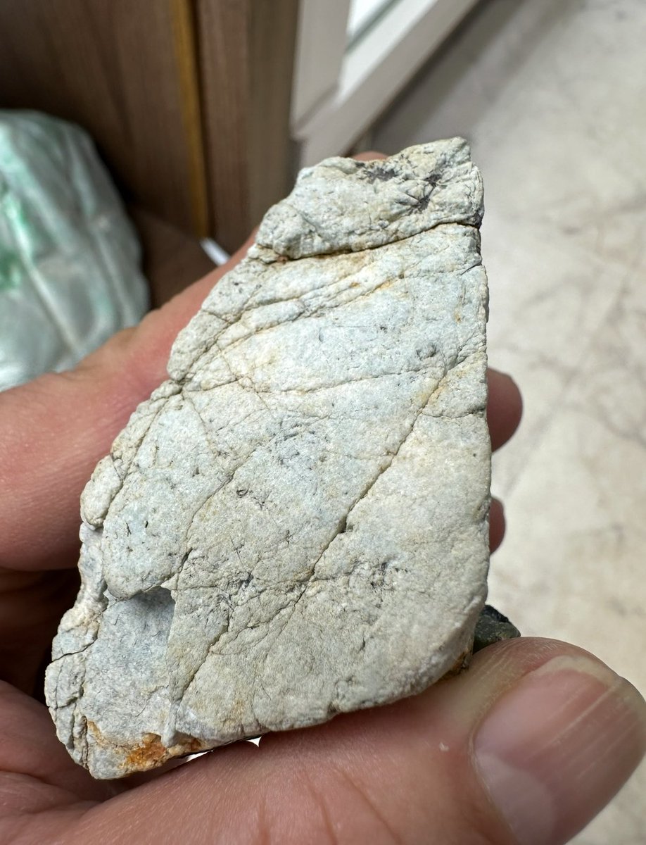 【糸魚川翡翠】 カット 約69×49×38㎜ 約389g 希少石 セール開催中！ 糸魚川翡翠】 カット 約69×49×38㎜ 約389g 希少石 セール開催