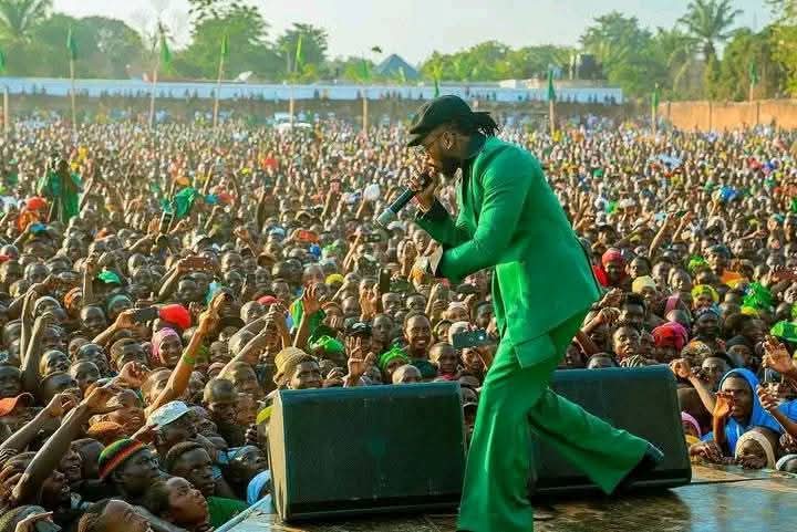 MutumaoNkanata's tweet image. Protesters in Tanzania have threatened to burn down Diamond Platnumz’s home &amp;amp; Wasafi Records studios accusing him of supporting Idi Amin Mama. The protesters claim Diamond received large sums of money in exchange for his public support, which they see as a betrayal of the people.