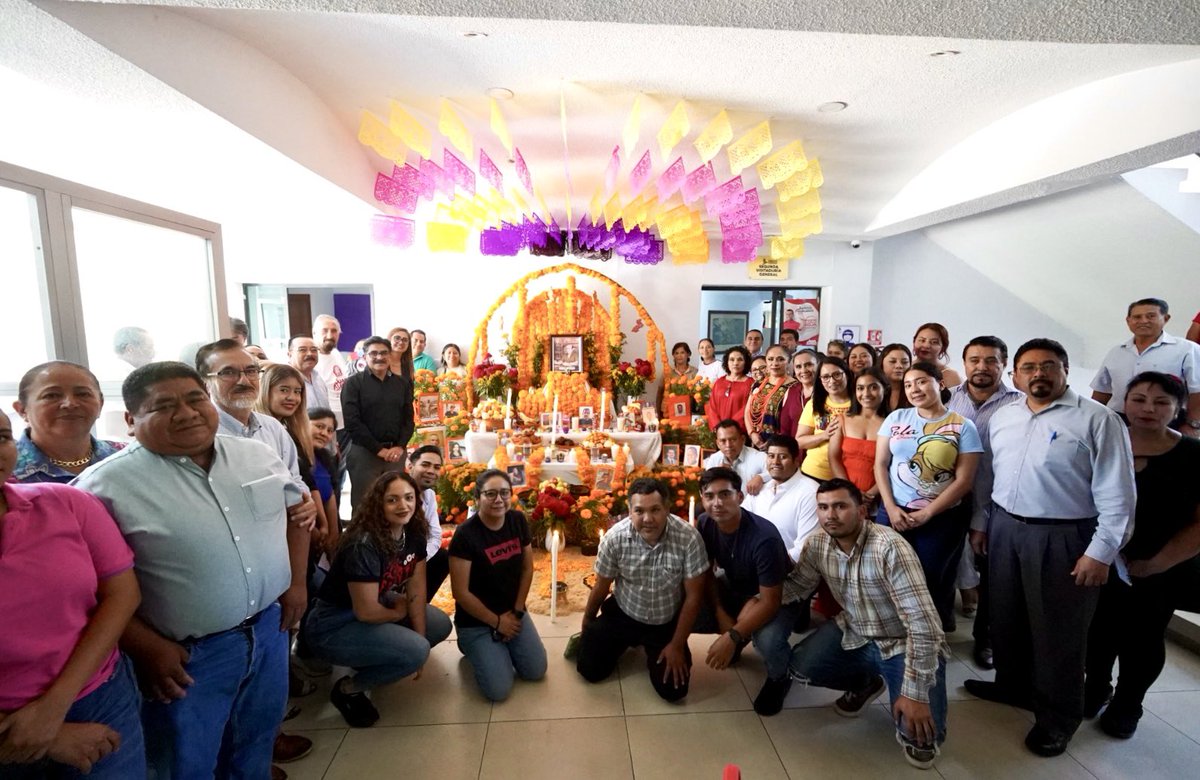 Con el objetivo de preservar y promover nuestras tradiciones culturales montamos un altar para ofrendar, honrar y recordar a aquellas personas que han trascendido. 

#DerechosHumanosGuerrero
#CDHEG
#DíadeMuertos