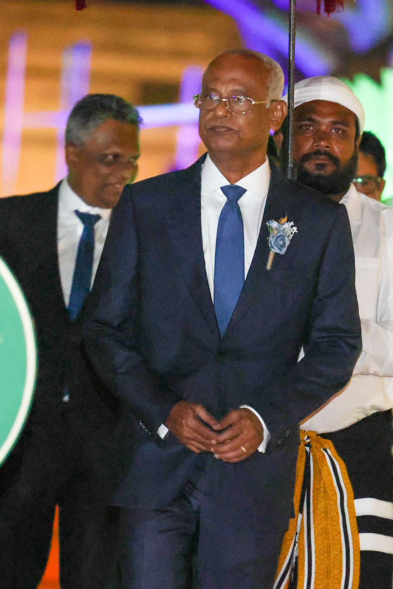 މުޅި ދުނިޔެއަށް ކުރިމަތިވި ކާރިސާއަކުން އަޅުގަނޑުމެން ސަލާމަތުގެ އައްސޭރިއަކަށް ގެނެސް ދެއްވި  ބޭފުޅެއް، ރާއްޖޭގެ ތަރައްޤީ ކުރިއެރުވުމަށާއި، ހަރުދަނާ ވެރިކަމެއް ބިނާކުރުމަށާއި، ހަރުދަނާ ޑިމޮކްރަސީއެއް ބިނާކުރުމަށް މަސައްކަތް ކުރެއްވި އަދި ކުރައްވާ ބޭފުޅެއް 💛