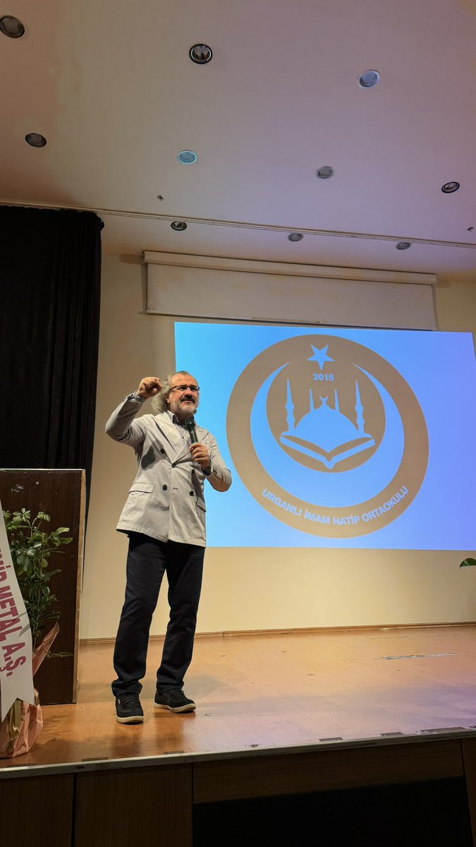 Urganlı İmam Hatip Ortaokulu tarafından düzenlenen, değerli eğitimci-yazar Sıtkı Aslanhan hocamızın “Aile” konulu konferansına katıldık.
Bu anlamlı programın hazırlanmasında emeği geçen herkese teşekkür ediyor, kıymetli hocamıza çalışmalarında başarılar diliyorum.