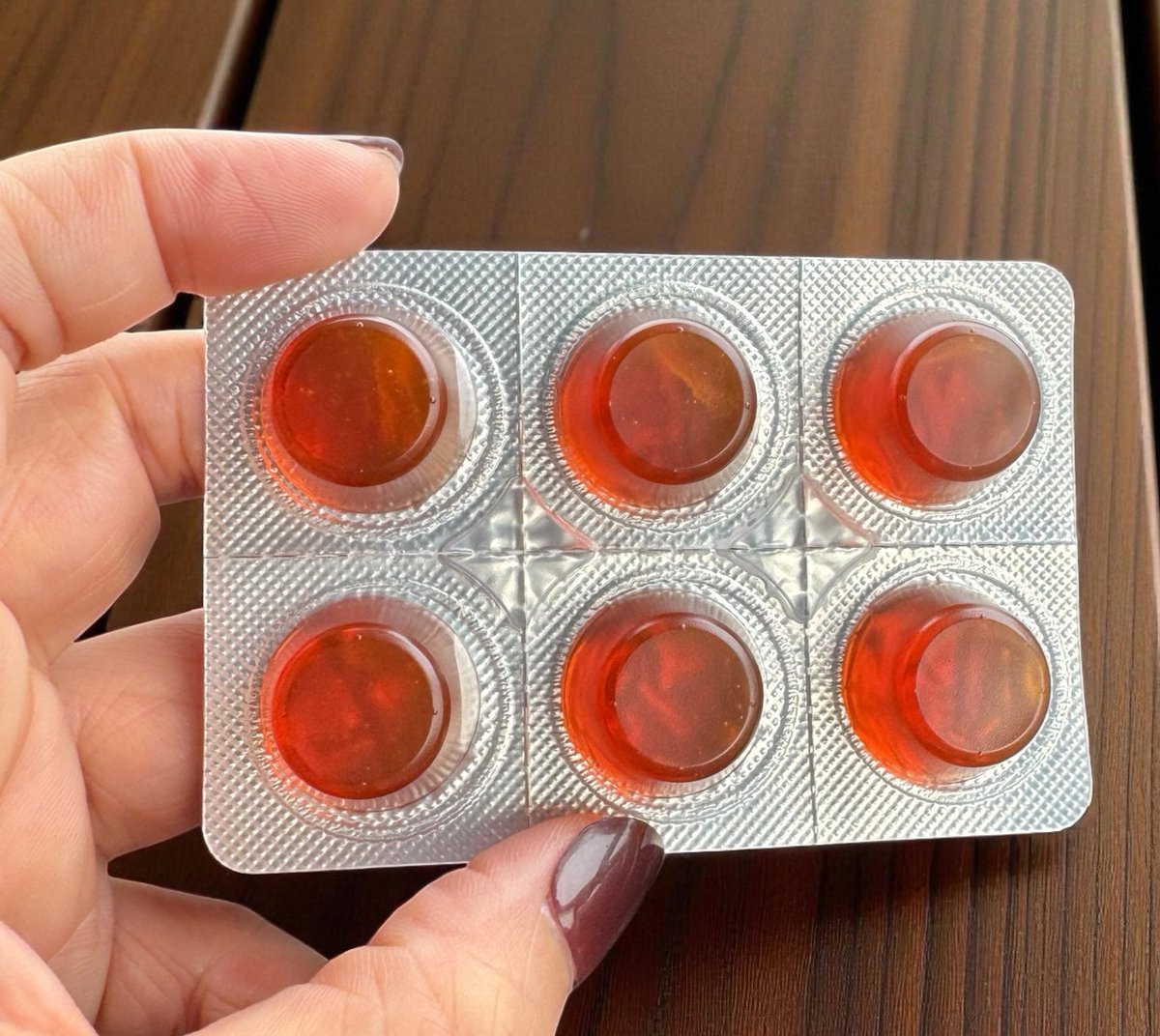 乾燥が喉に来る国の民ーーー
マヌカハニーのこれがオススメ。
飴じゃないの。固形の蜂蜜なの。
お口の中でゆっくり溶かすと喉もトロトロになるし、飴と違って殺菌作用が強いから風邪予防にも口臭予防にもなるよ。最高。
飴より高いけど、持ってた方がいい。
ガチでオススメ。