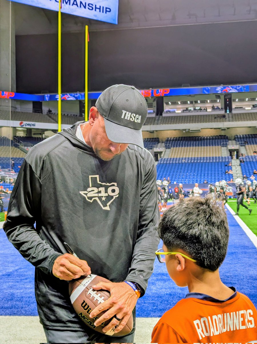 UTSA's tweet image. Just squeezing in some meeps and autographs with the next generation of Roadrunner fans before tonight's big game... 💙🧡

@UTSAFTBL #UTSA #UTSanAntonio #GoRunners