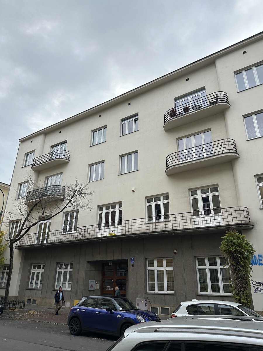 serkandev_'s tweet photo. Krakow 🇵🇱 da çok sıradan bir apartman. Şu alttaki balkonu görünce “ulan genişliğe bak, bizim Türkler olsaydı burayı affetmez direkt cam balkon basar geçerdi” diye düşündüm. Nano banana ile denedim. Bir sonrakinde 👇 https://t.co/p22MXLbrc9