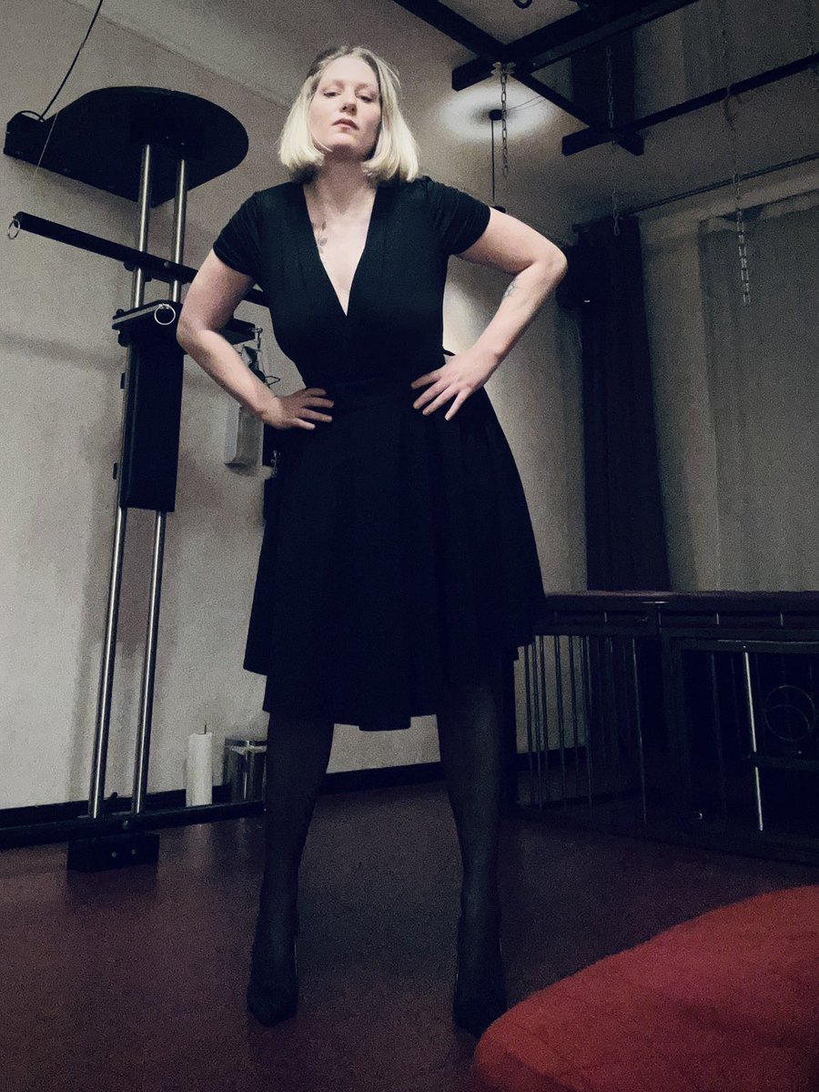Nach 13 Jahren in Berlin verstehe ich anscheinend so langsam den Appeal von All-Black. 
In meinem privaten Kleiderschrank sind nur Unterwäsche und Strümpfe schwarz. Der Rest ist bunt. 🤣

Outfit of the Day <a href="/LUXDominastudio/">BDSM Studio LUX</a>
