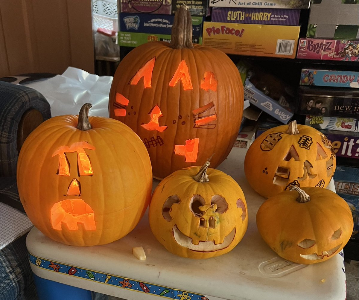 Yooper_Viking's tweet photo. Great coffee and family fun! What could be better? Wifey and kiddos drew the faces while I carved🎃
Now to sit back and admire our work with a cup of @SelfRezCoffeeCo with wifey while the kids watch spooky movies 👻
#SelfRezCreator https://t.co/J9sMg5mCKE